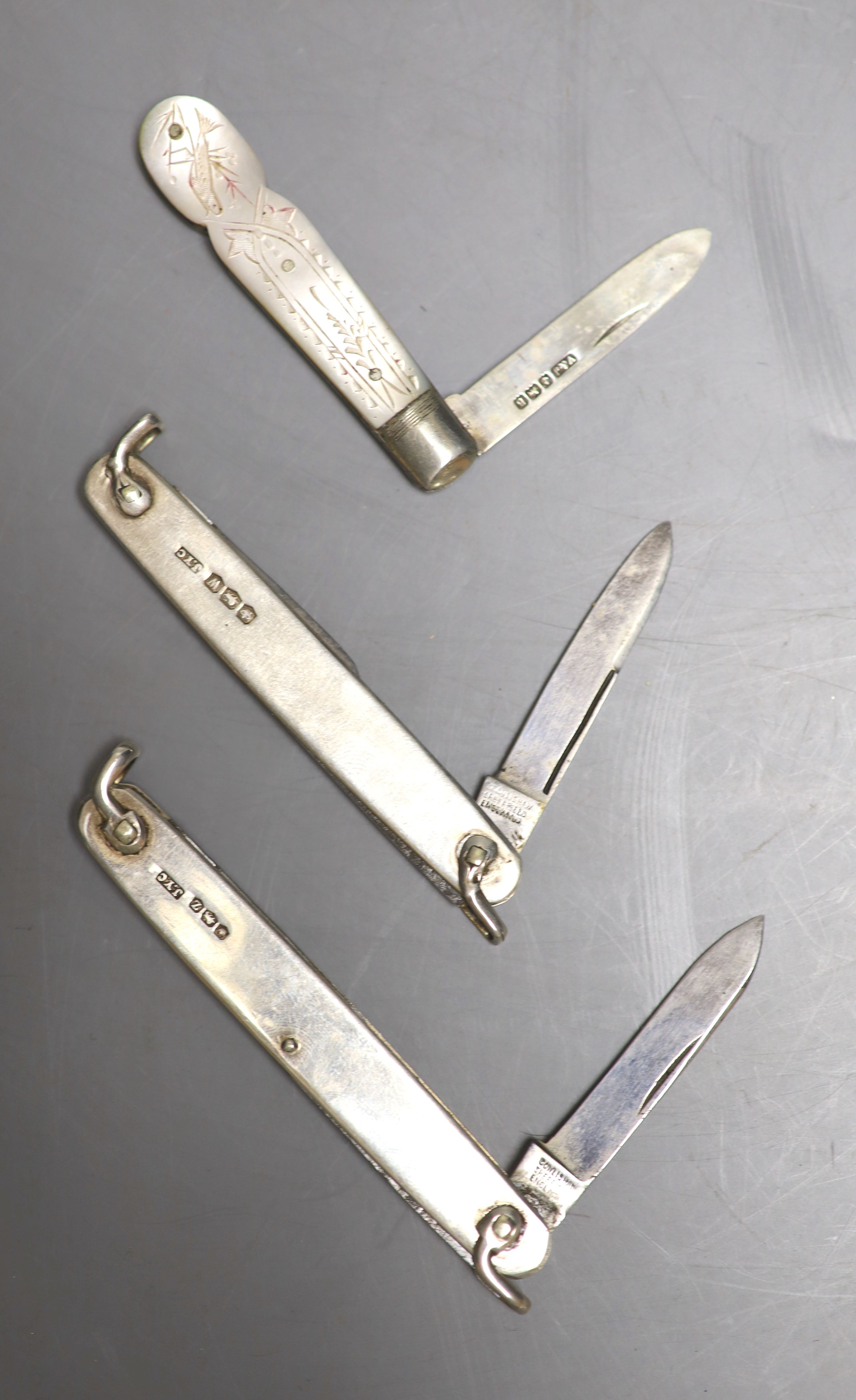 A 10k yellow metal mounted pocket knife, 56mm, with 9c bale clasp & 4 silver pocket knives.